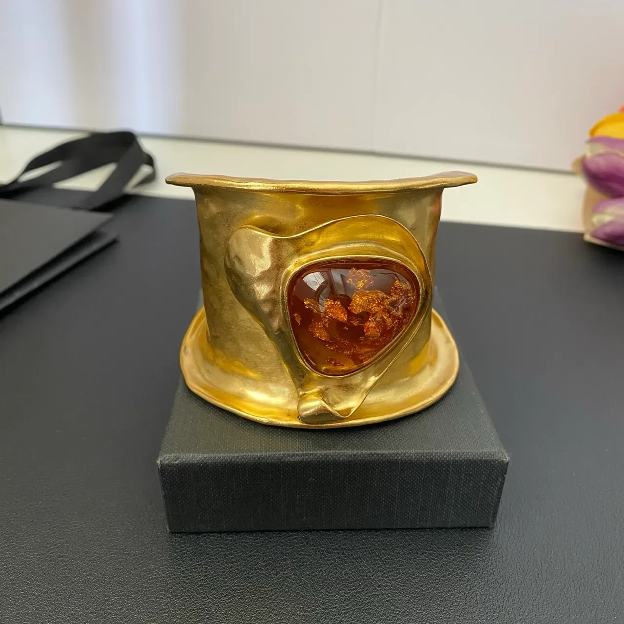 Bracelet Cuff Sculptural Saint Laurent Or Orange Résine Ambre Inséré 7