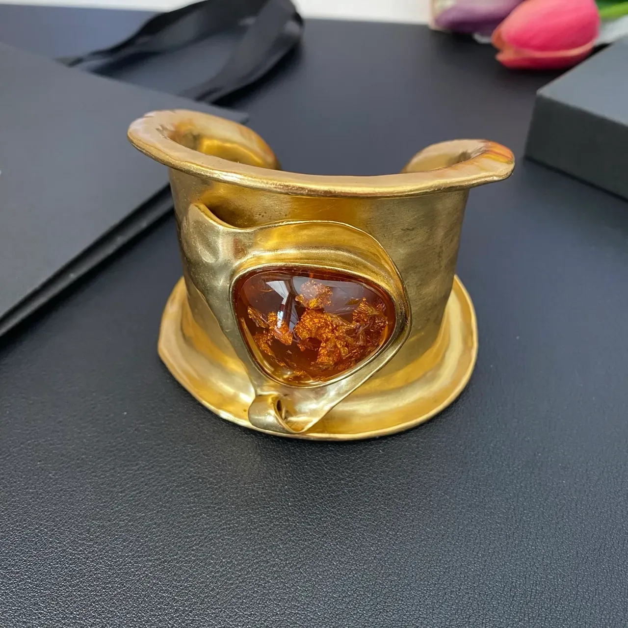 Bracelet Cuff Sculptural Saint Laurent Or Orange Résine Ambre Inséré 8