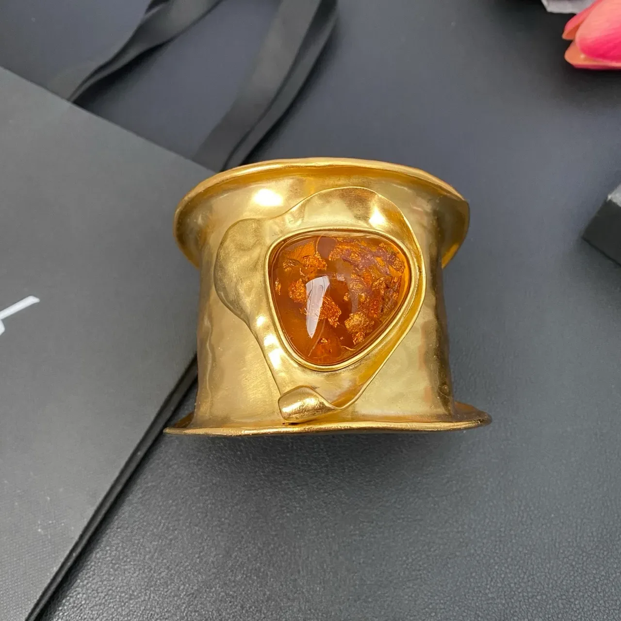 Bracelet Cuff Sculptural Saint Laurent Or Orange Résine Ambre Inséré 9