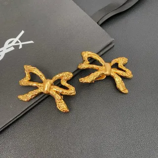 Saint Laurent गोल्ड स्कल्प्टेड बो टेक्सचर्ड मेटल बालियां