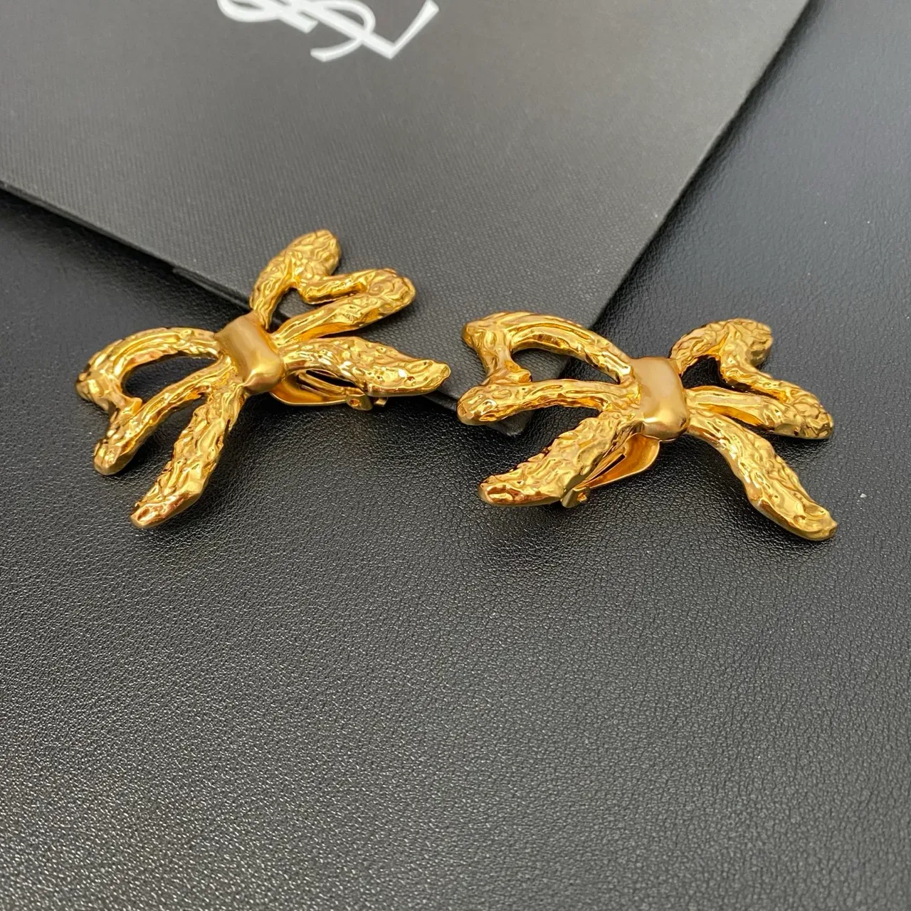 Saint Laurent गोल्ड स्कल्प्टेड बो टेक्सचर्ड मेटल बालियां 4