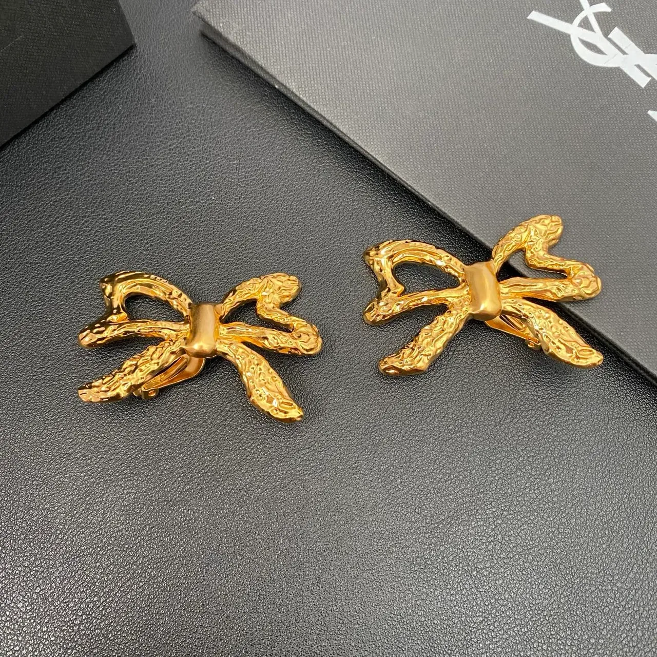 Saint Laurent गोल्ड स्कल्प्टेड बो टेक्सचर्ड मेटल बालियां 6