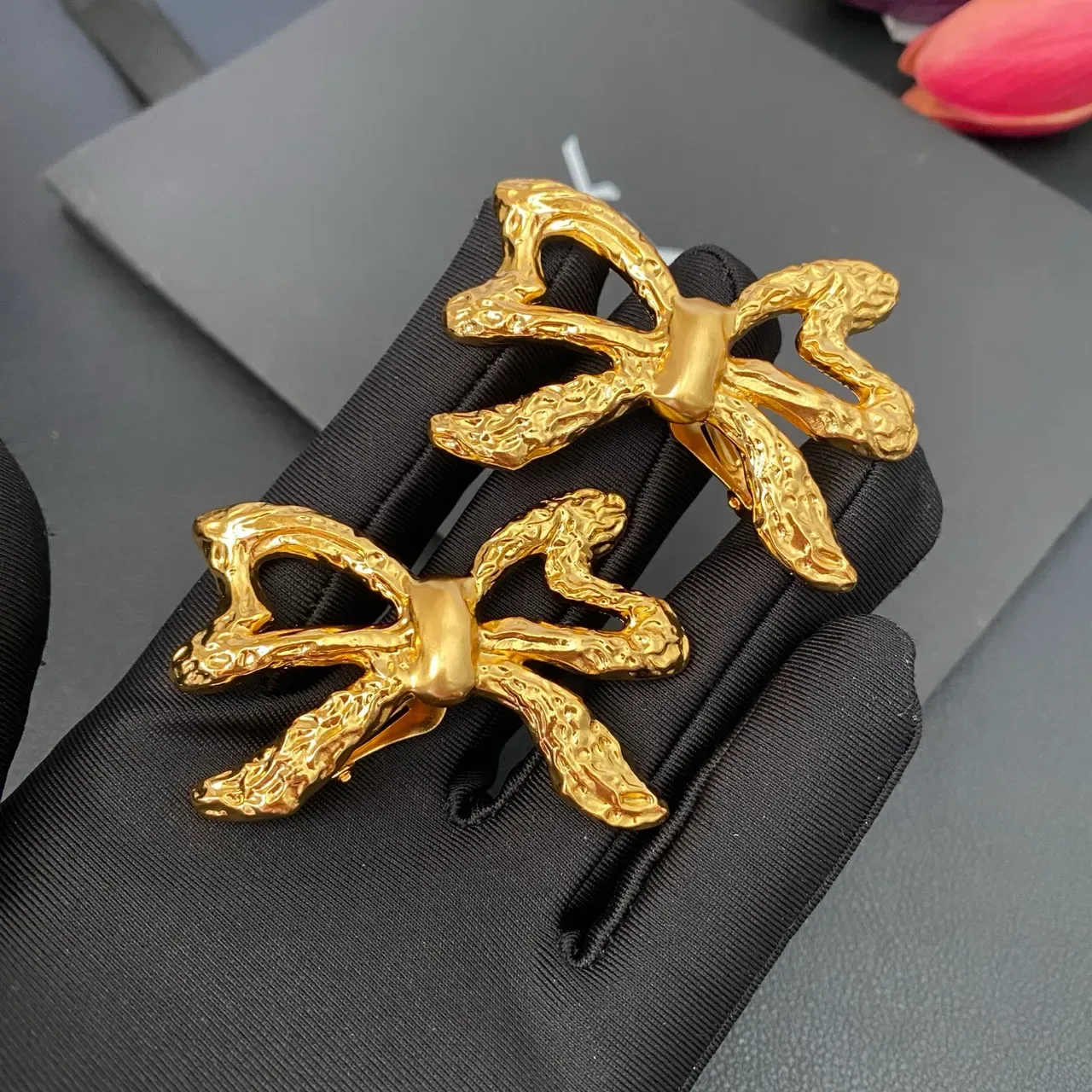 Saint Laurent गोल्ड स्कल्प्टेड बो टेक्सचर्ड मेटल बालियां 8
