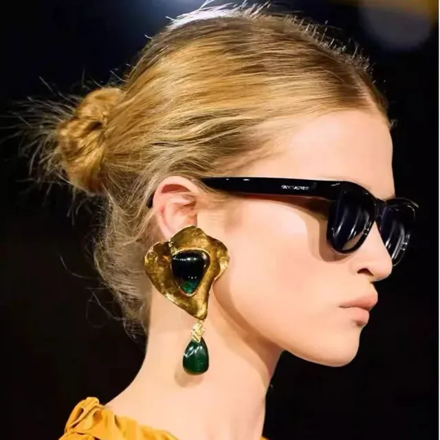 Saint Laurent Boucles d'Oreilles Pendantes Sculpturales Dorées avec Pierre Verte 2