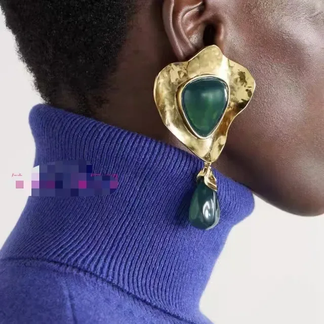 Saint Laurent Boucles d'Oreilles Pendantes Sculpturales Dorées avec Pierre Verte 3