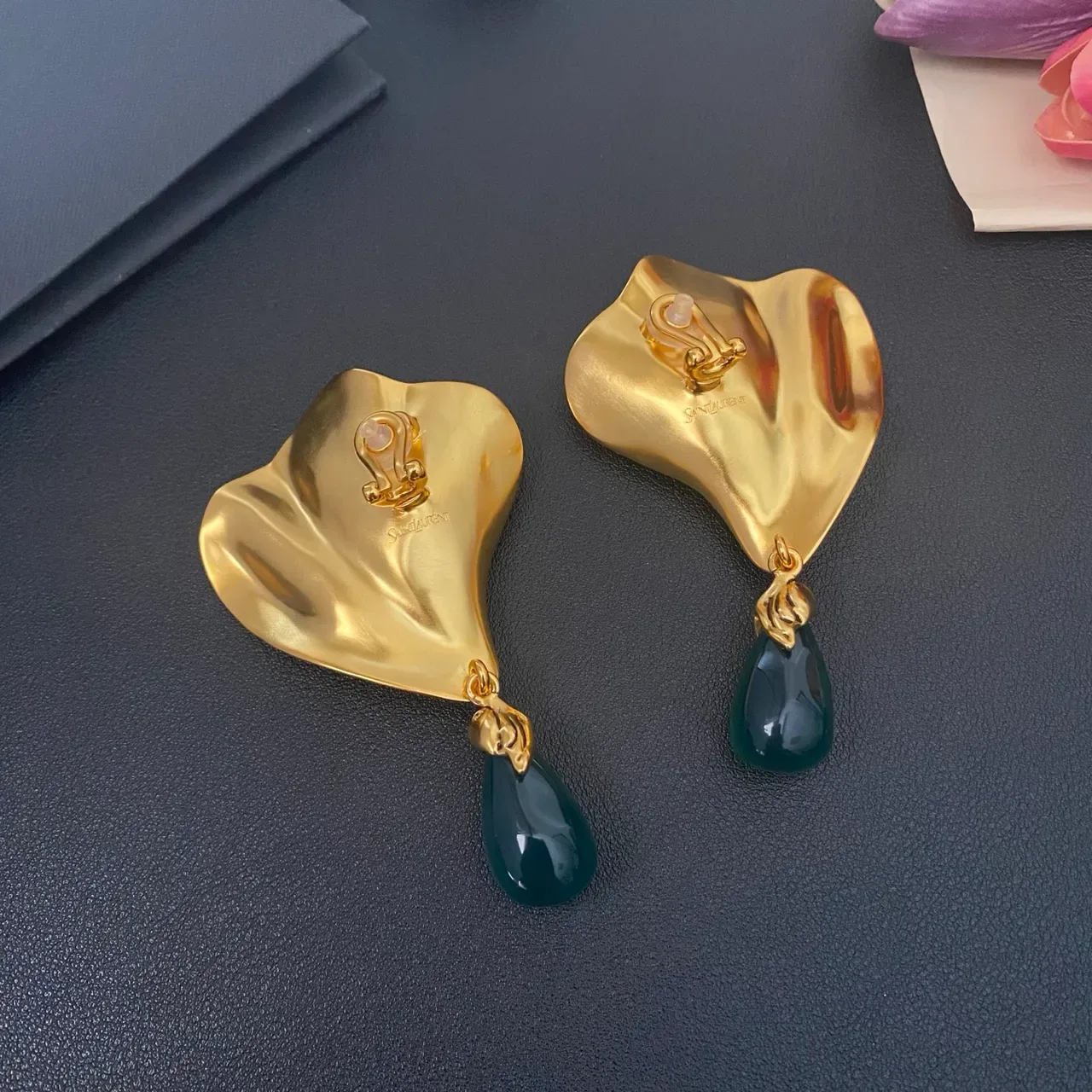 Saint Laurent Boucles d'Oreilles Pendantes Sculpturales Dorées avec Pierre Verte 4