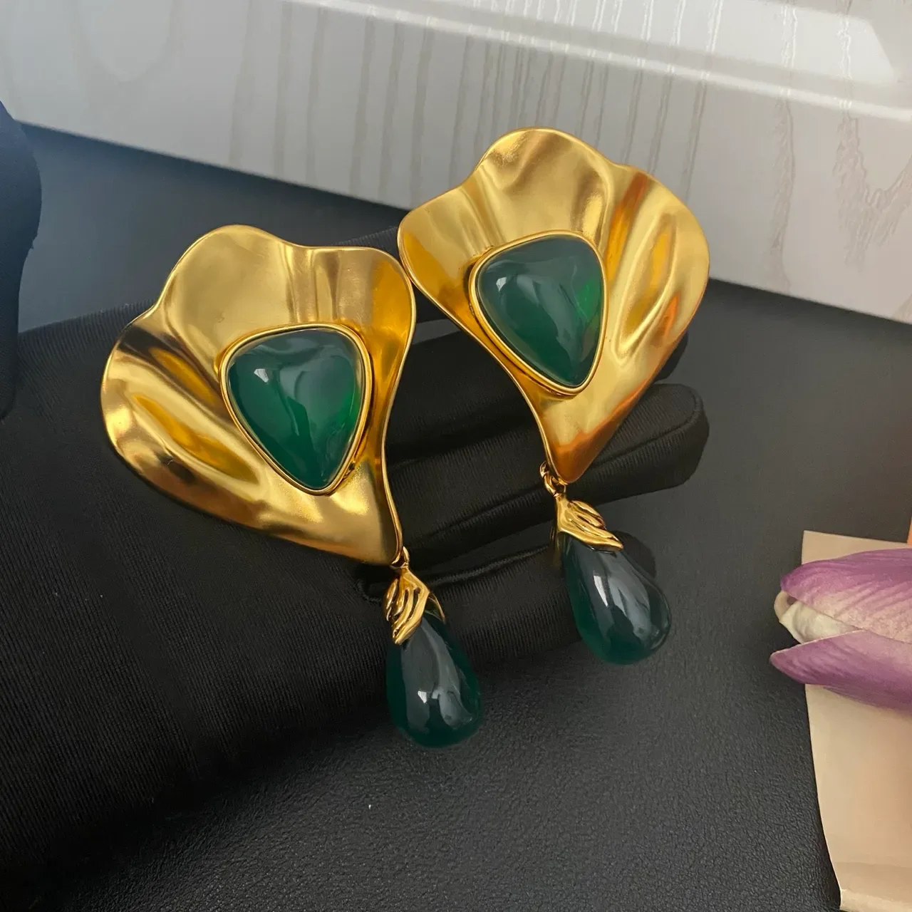 Saint Laurent Boucles d'Oreilles Pendantes Sculpturales Dorées avec Pierre Verte 5