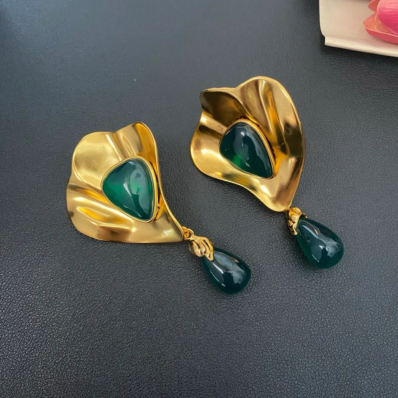 Saint Laurent Boucles d'Oreilles Pendantes Sculpturales Dorées avec Pierre Verte 6