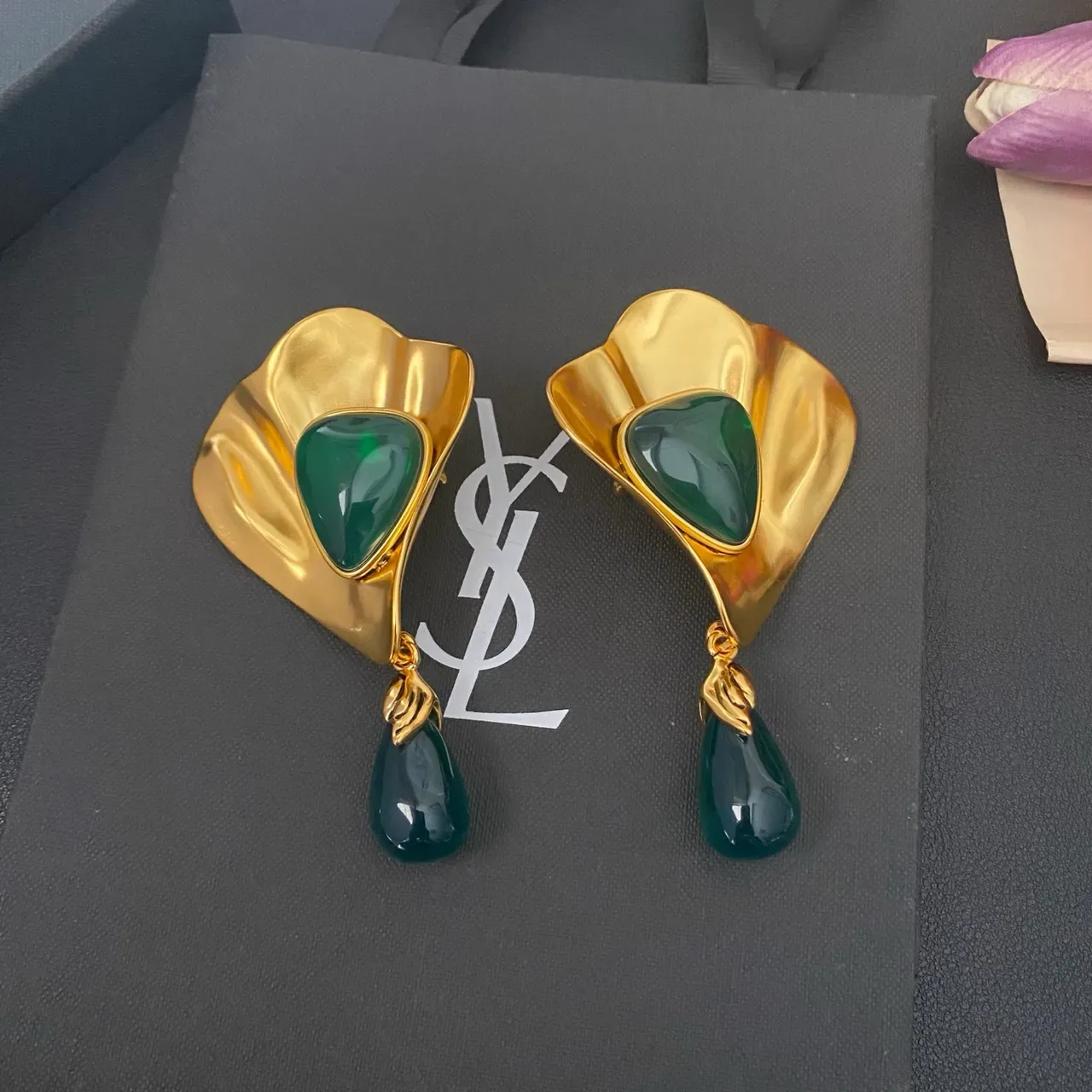 Saint Laurent Boucles d'Oreilles Pendantes Sculpturales Dorées avec Pierre Verte 7