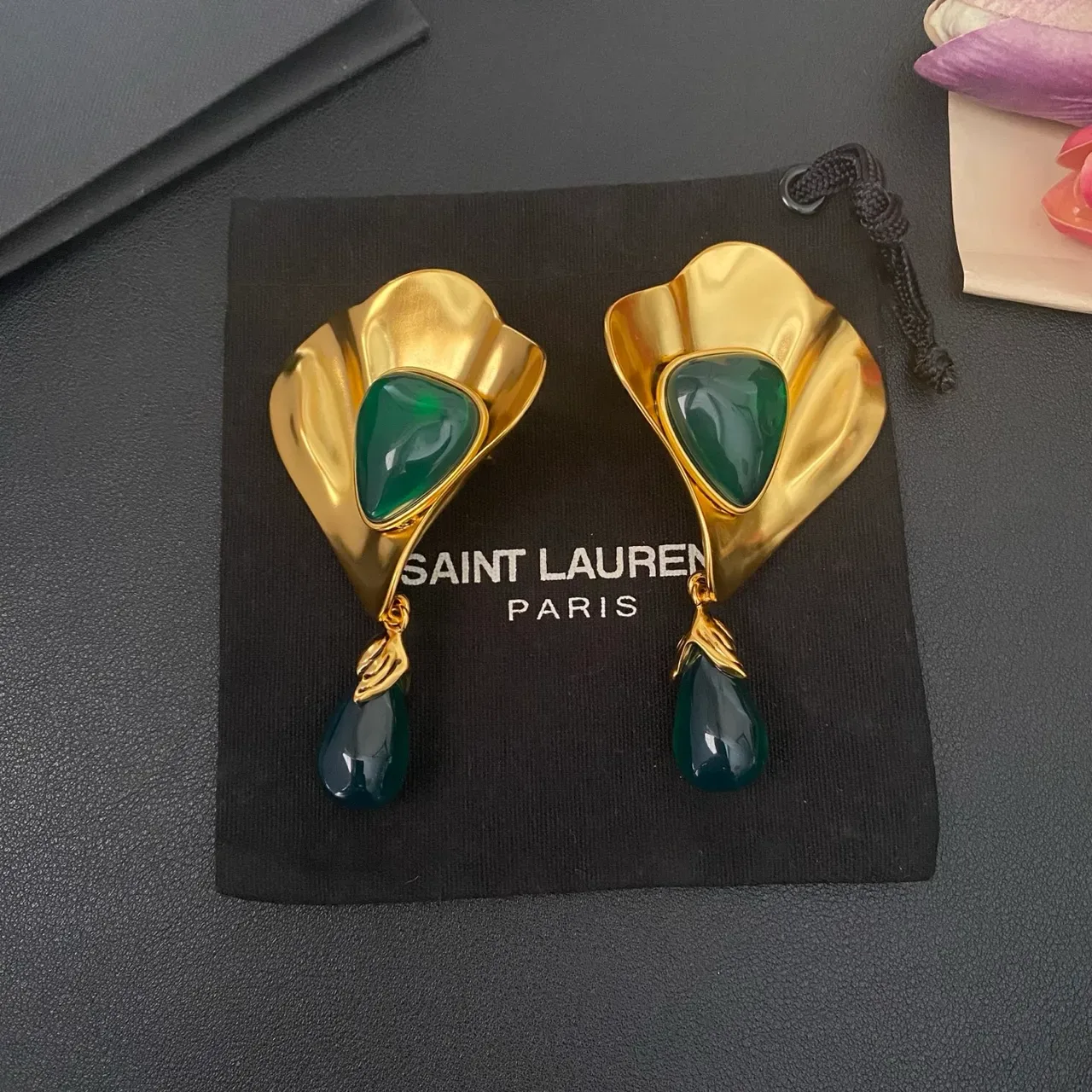 Saint Laurent Boucles d'Oreilles Pendantes Sculpturales Dorées avec Pierre Verte 8