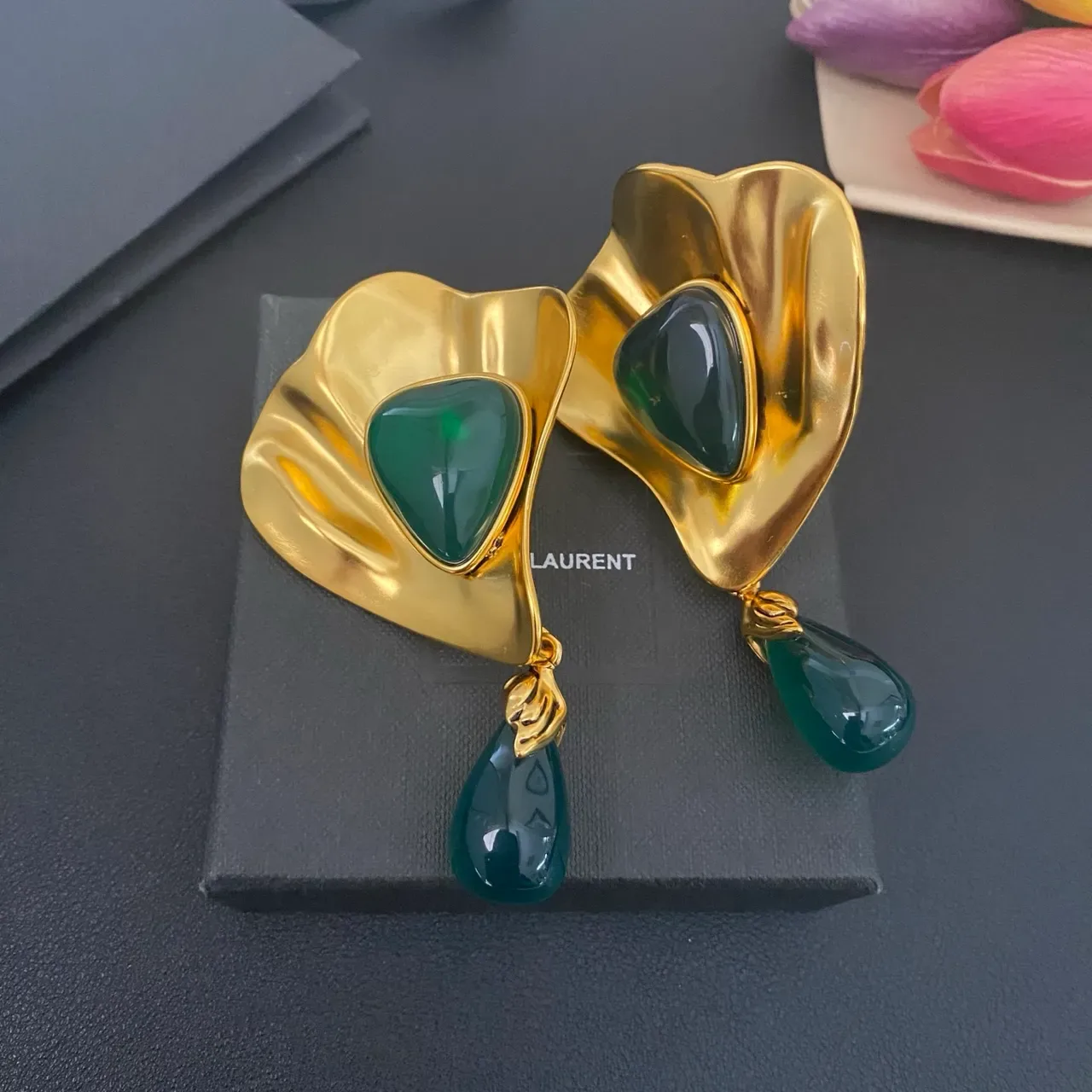 Saint Laurent Boucles d'Oreilles Pendantes Sculpturales Dorées avec Pierre Verte 9