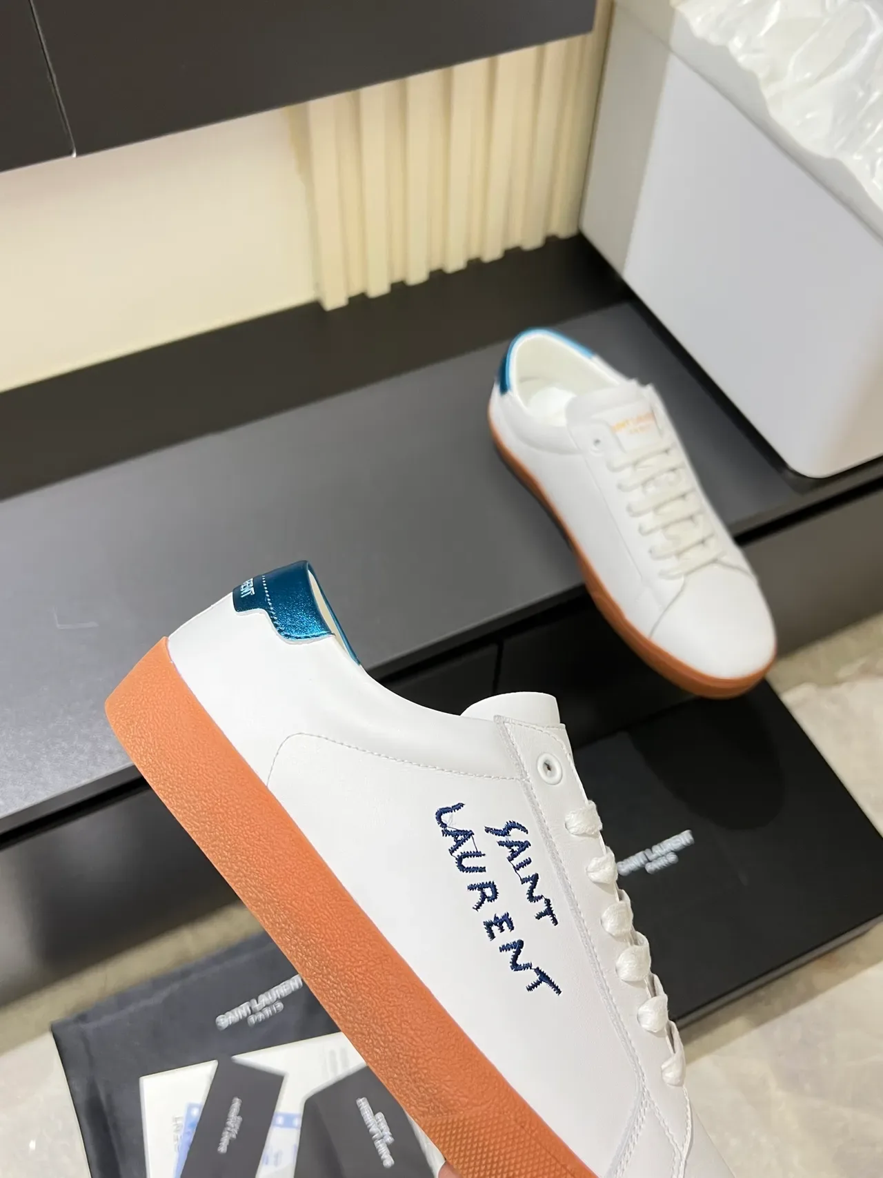 Saint Laurent Sneaker Lifestyle Blanc Bleu Cuir Supérieur Broderie Logo à la Main Sneakers Lifestyle 3