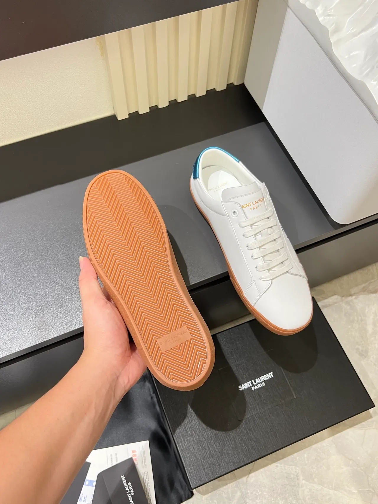 Saint Laurent Sneaker Lifestyle Blanc Bleu Cuir Supérieur Broderie Logo à la Main Sneakers Lifestyle 4