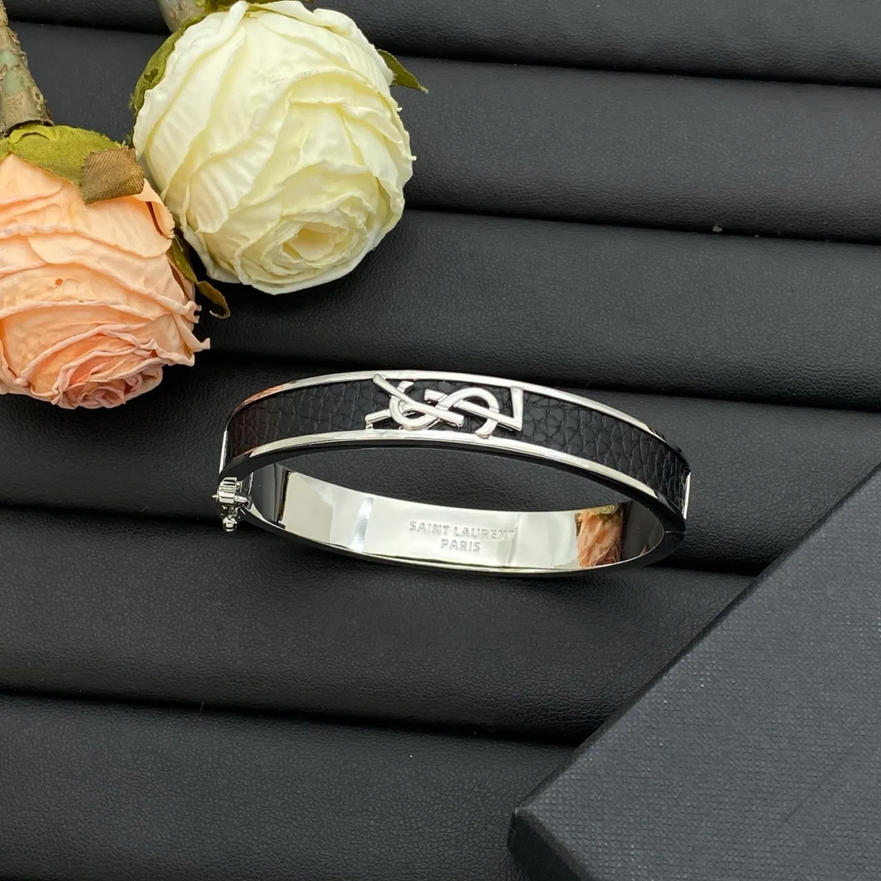 Saint Laurent Monogram Bangle Noir Or Plaque Texturé Bande Bracelet 4