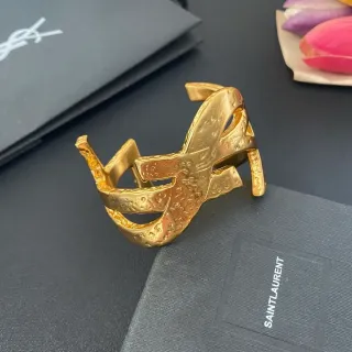Saint Laurent Monogram سوار مفتوح ذهب مطروق
