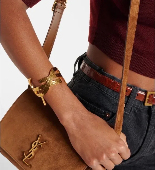 Saint Laurent Monogram سوار مفتوح ذهب مطروق 3