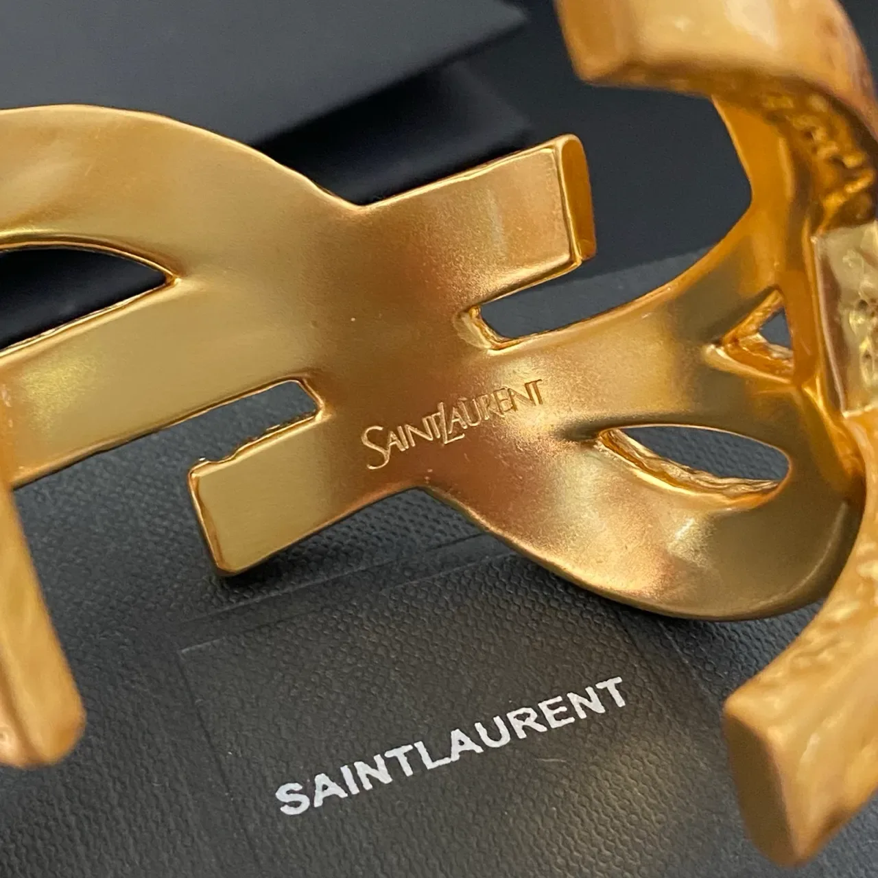 Saint Laurent Monogram سوار مفتوح ذهب مطروق 5