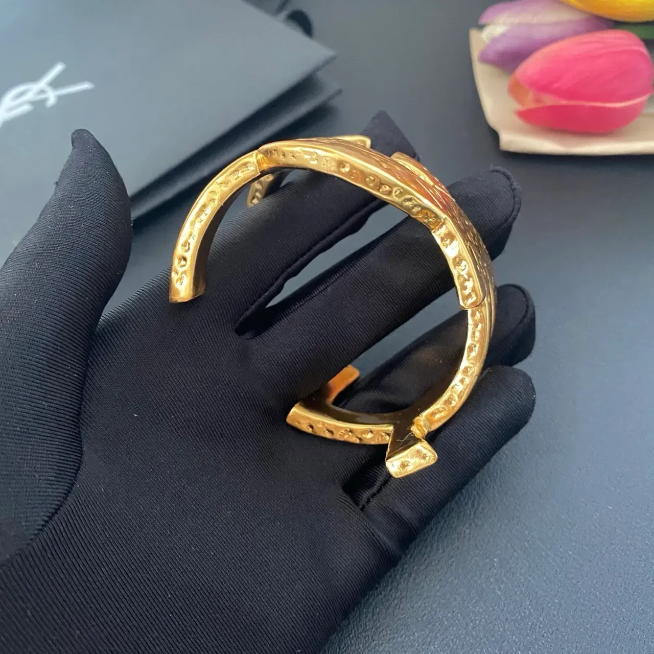 Saint Laurent Monogram سوار مفتوح ذهب مطروق 6