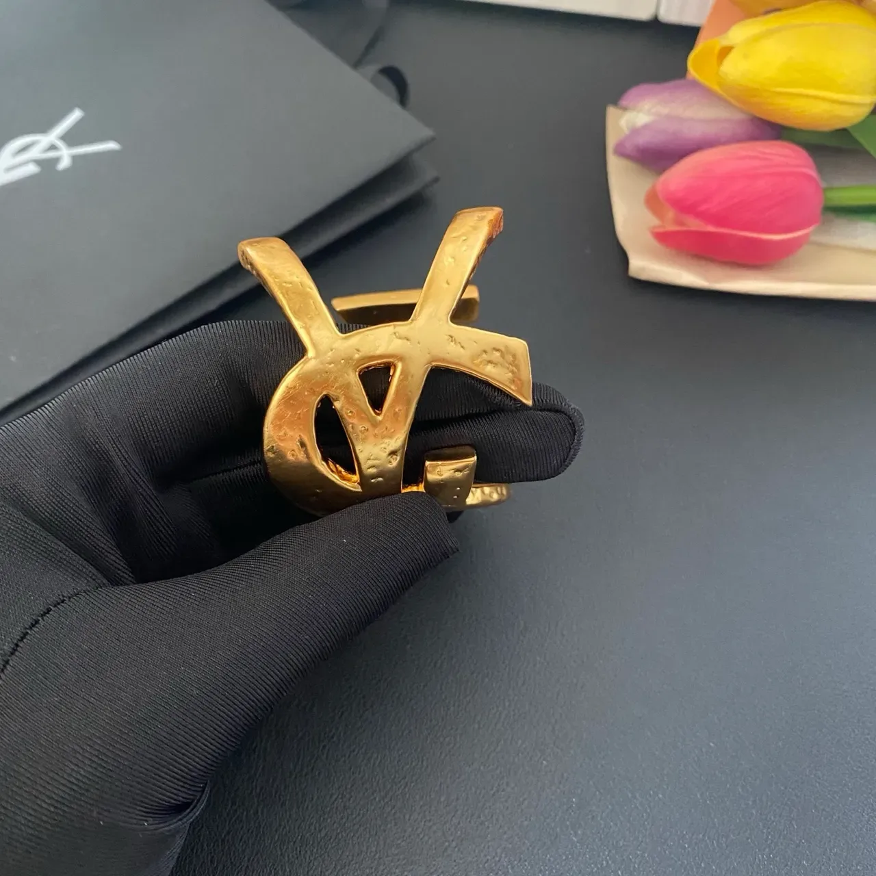 Saint Laurent Monogram سوار مفتوح ذهب مطروق 7