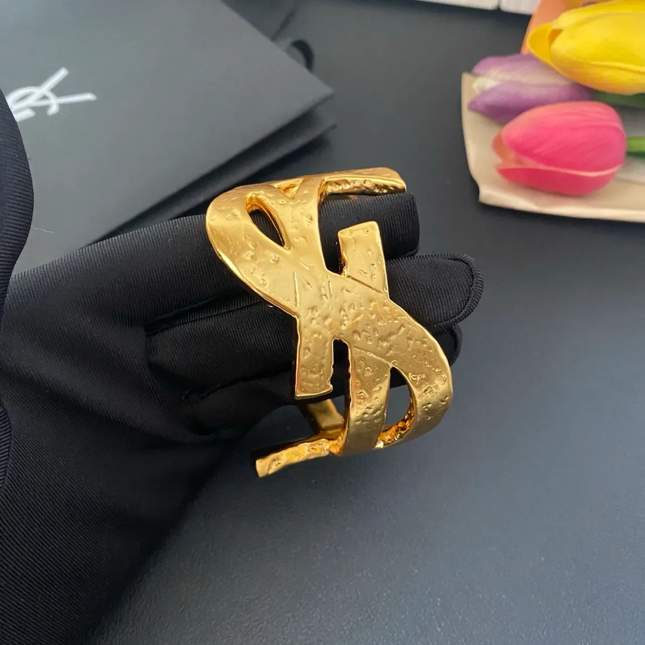 Saint Laurent Monogram سوار مفتوح ذهب مطروق 8