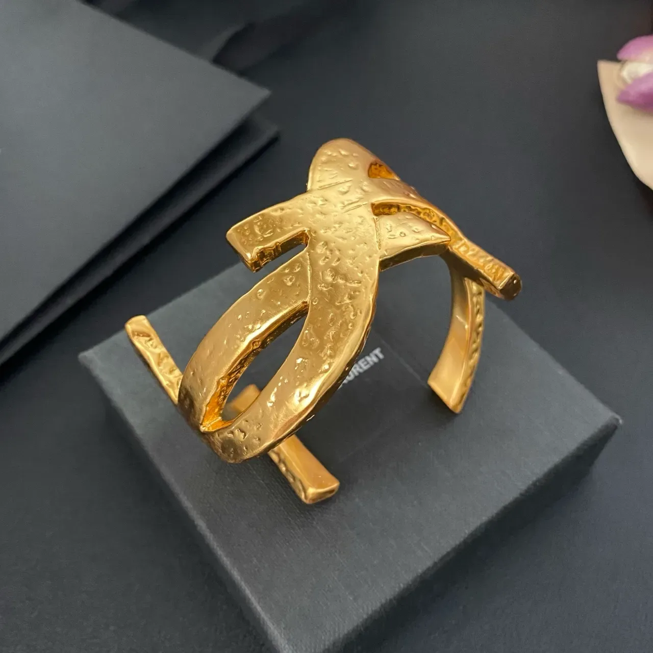 Saint Laurent Monogram سوار مفتوح ذهب مطروق 9
