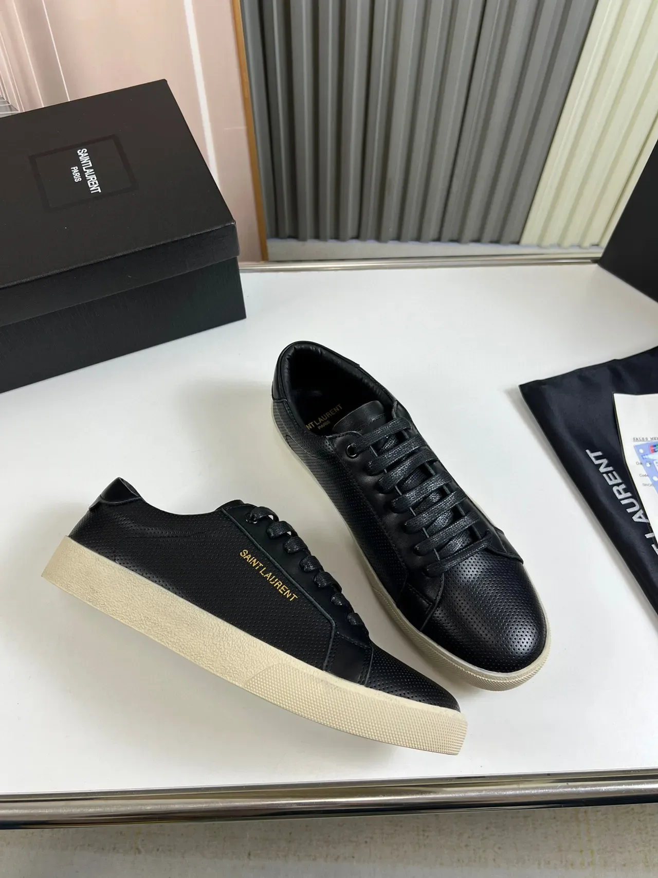 Saint Laurent Niki Black Beige Cuir Perforé Supérieur Gold Logo Branding Sneakers Lifestyle 5