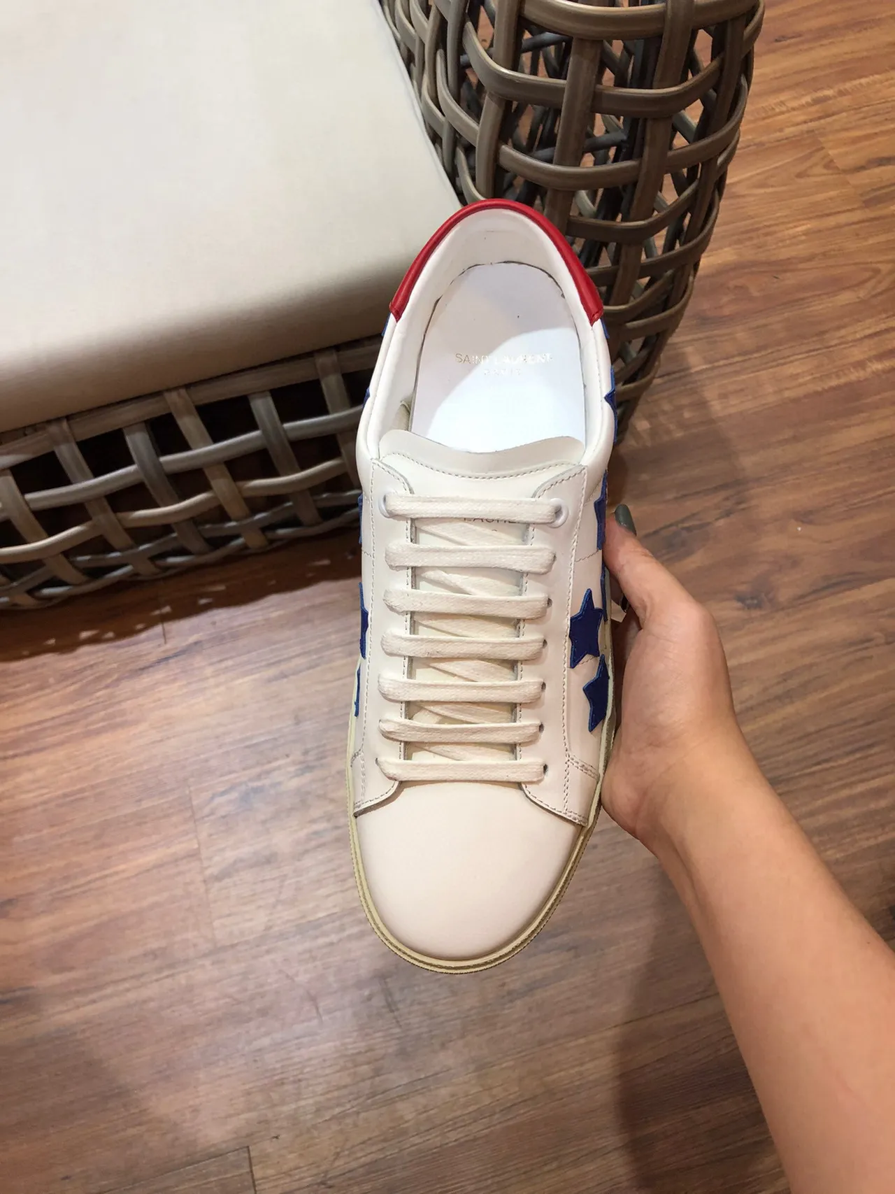 Saint Laurent أحذية رياضية بأسلوب حياة من الجلد الأبيض والأزرق مع تطبيق نجمي 6