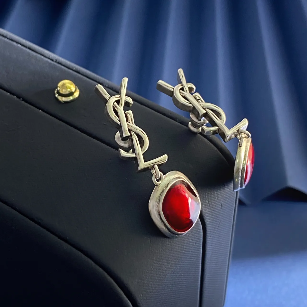 Saint Laurent YSL Logo ذهبي أخضر مونोغرام قطرة تتمايل حلقان 3