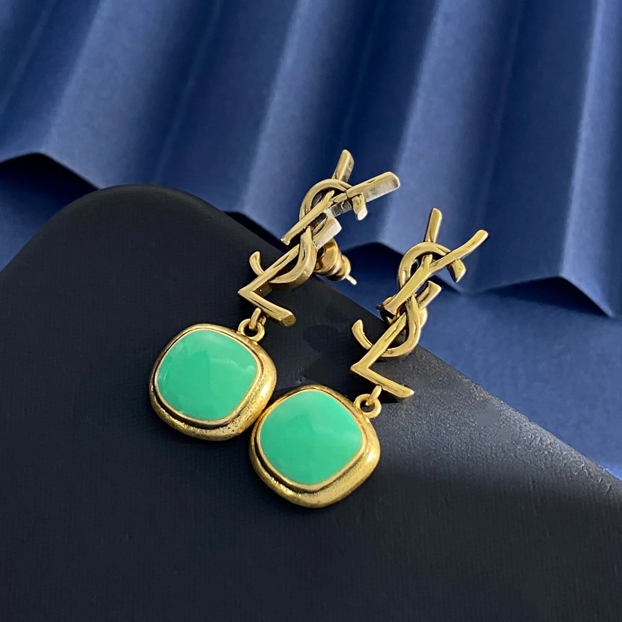 Saint Laurent YSL Logo ذهبي أخضر مونोغرام قطرة تتمايل حلقان 8