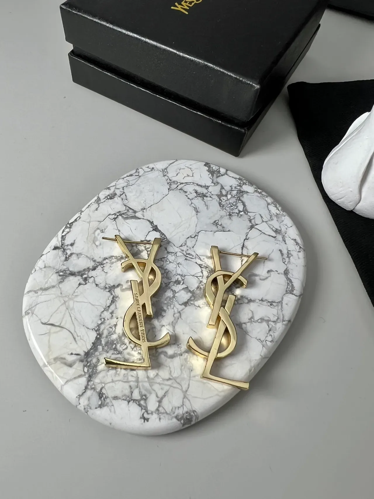 Boucles d'oreilles Saint Laurent YSL Monogram Or Oversized Métal Poli 2
