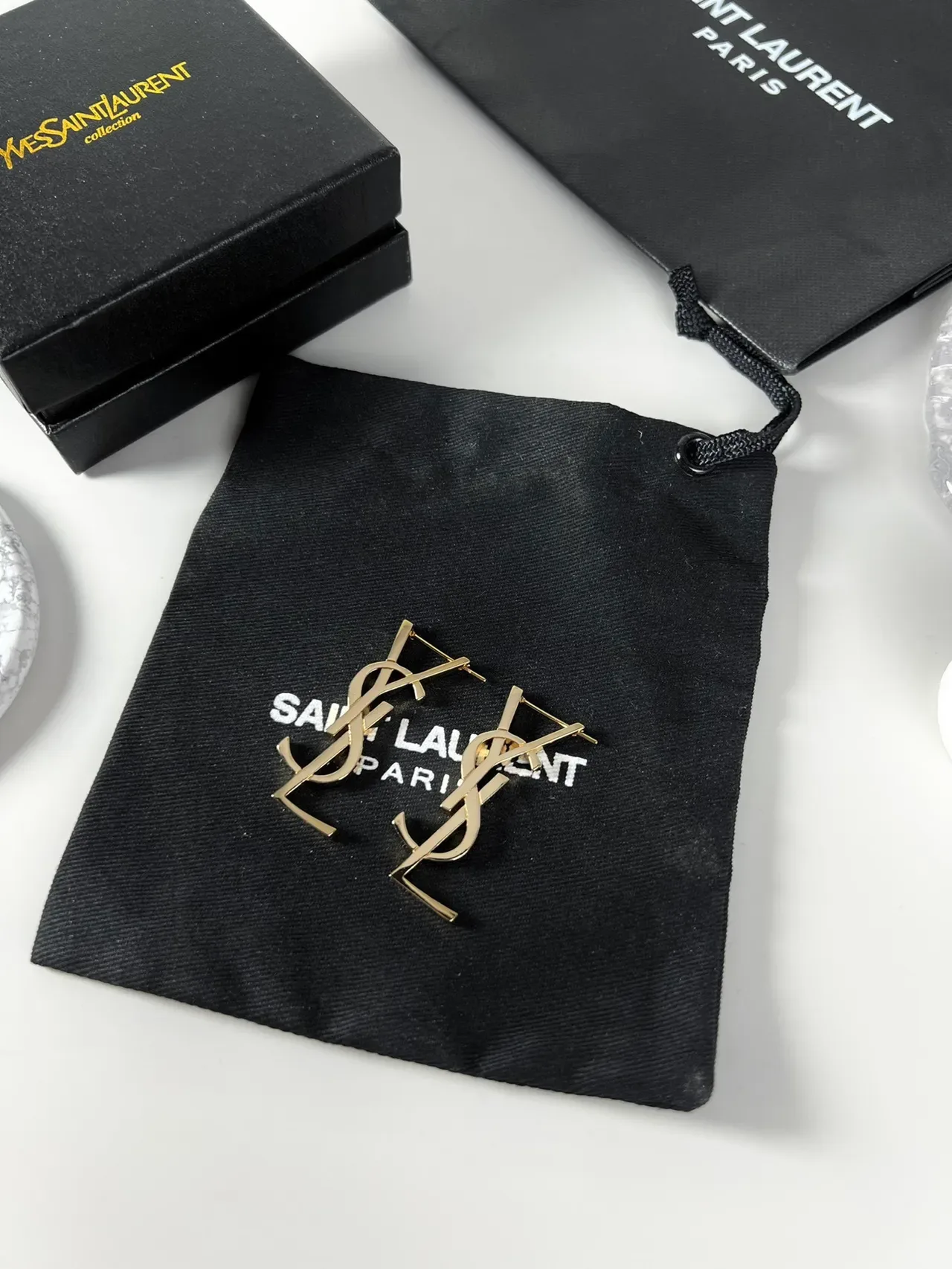 Boucles d'oreilles Saint Laurent YSL Monogram Or Oversized Métal Poli 3