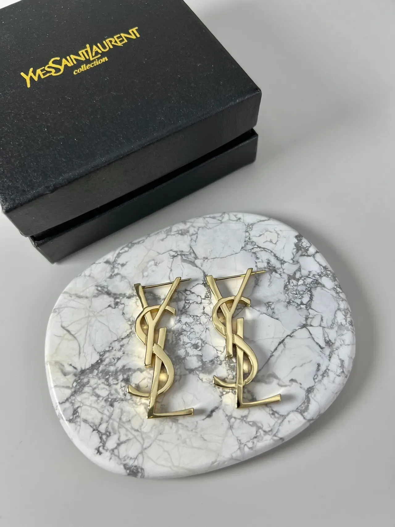 Boucles d'oreilles Saint Laurent YSL Monogram Or Oversized Métal Poli 5