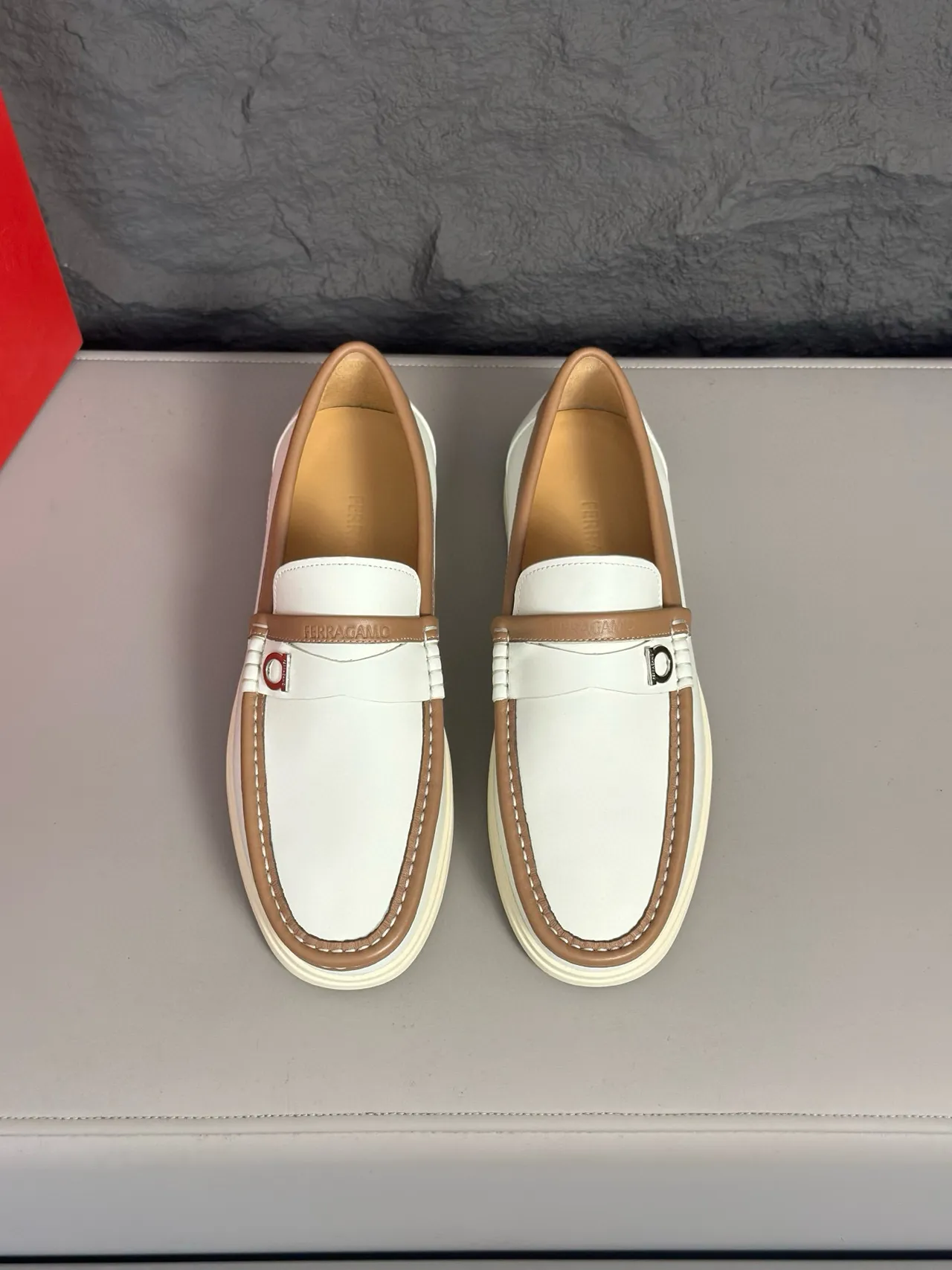 Salvatore Ferragamo Gancini Mocassins en cuir blanc et tan 2