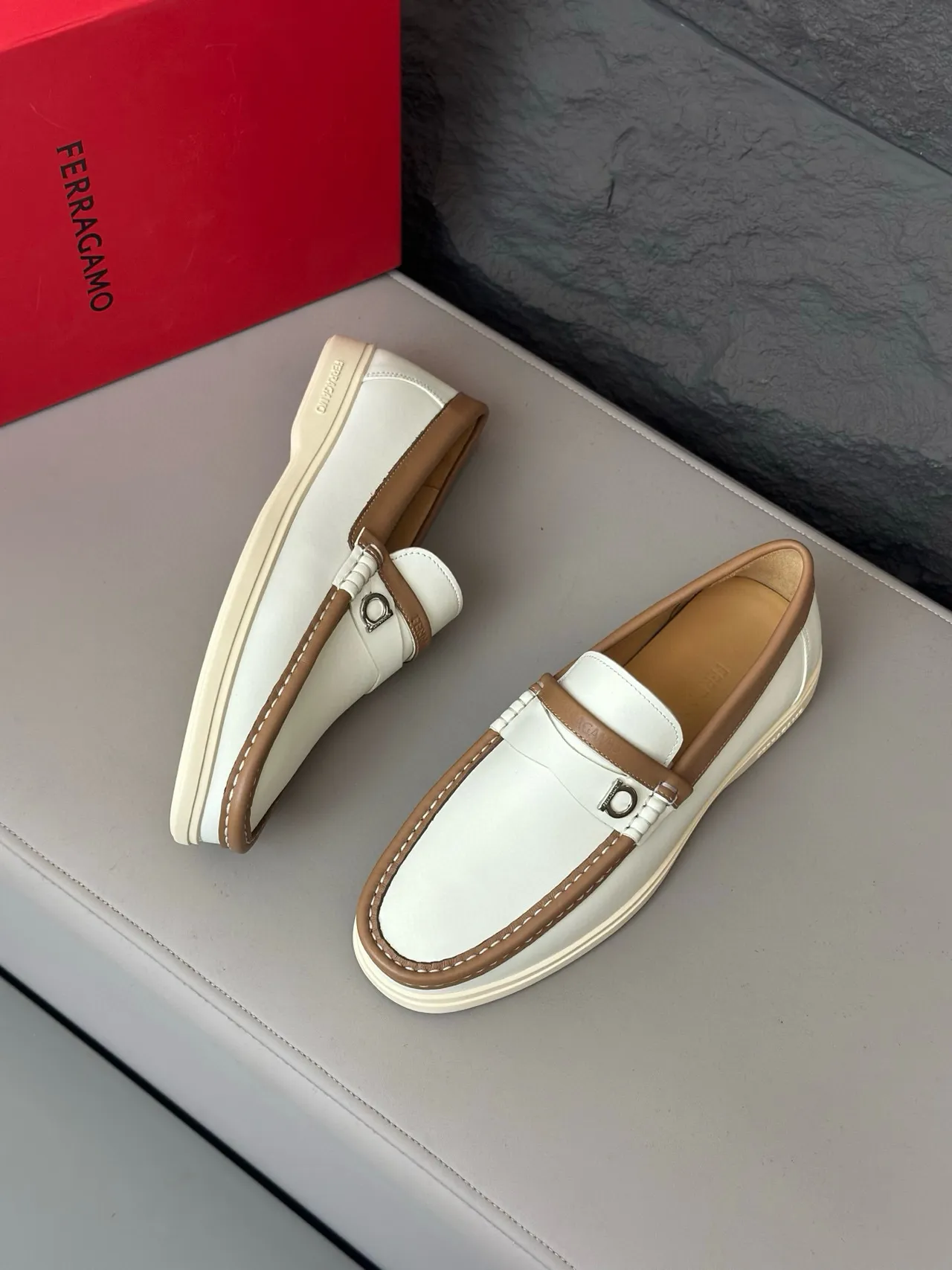 Salvatore Ferragamo Gancini Mocassins en cuir blanc et tan 3
