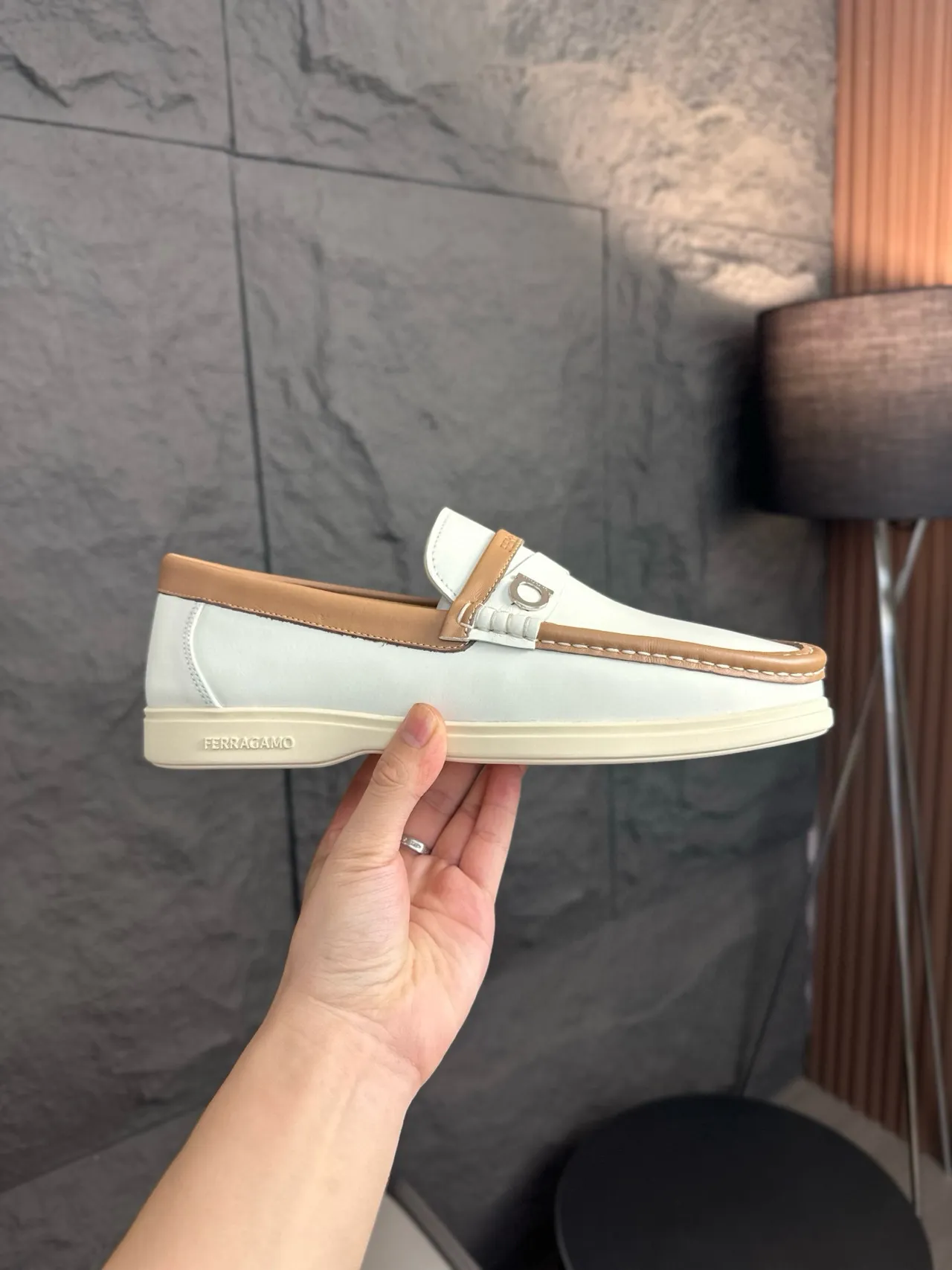 Salvatore Ferragamo Gancini Mocassins en cuir blanc et tan 4