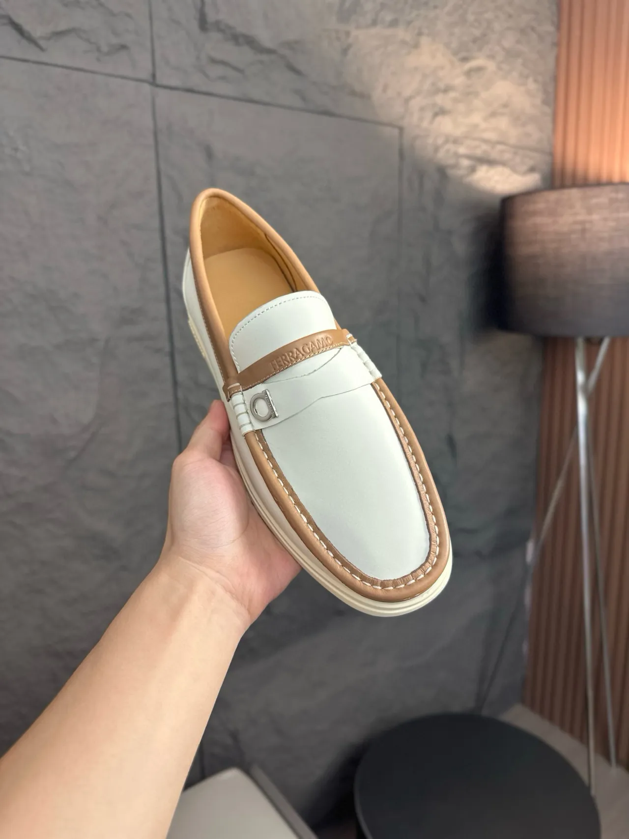 Salvatore Ferragamo Gancini Mocassins en cuir blanc et tan 5