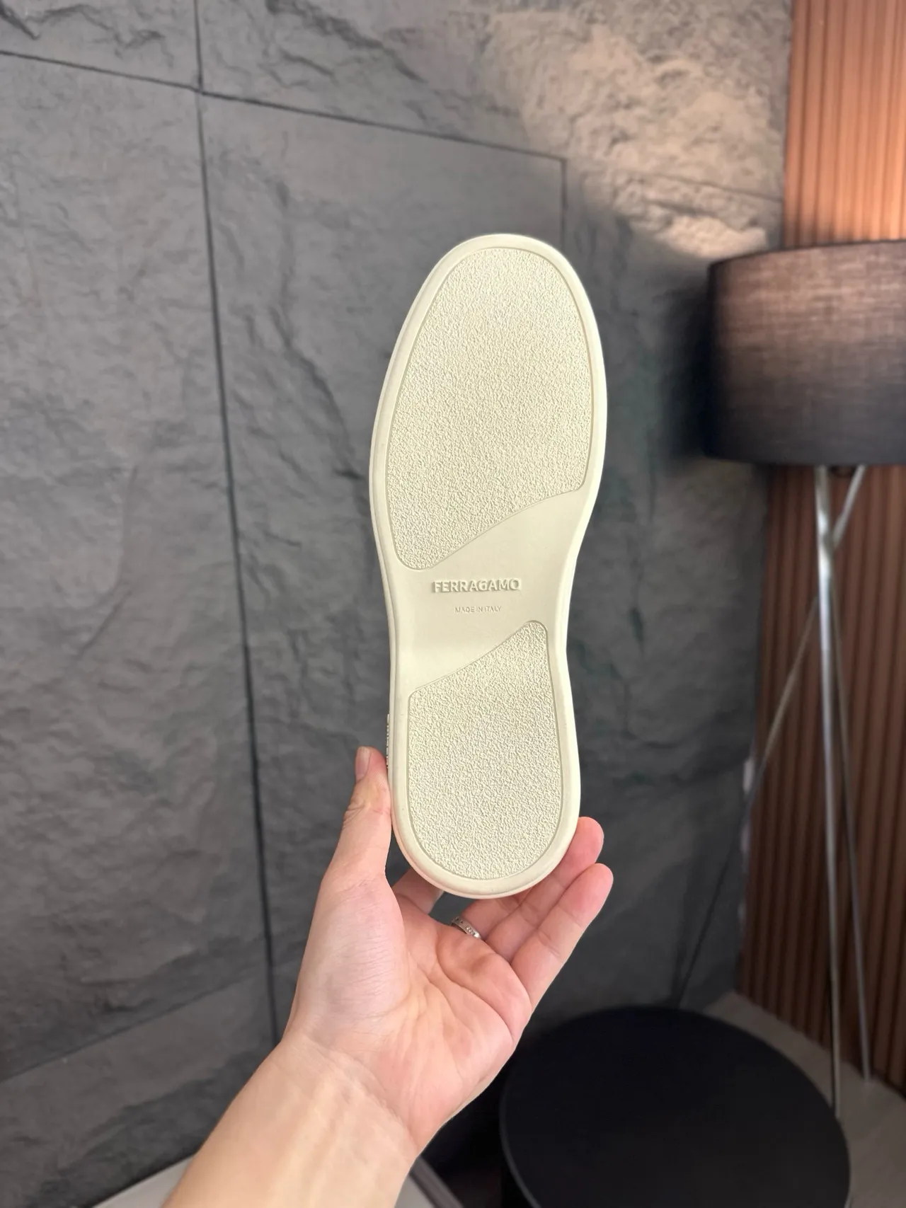 Salvatore Ferragamo Gancini Mocassins en cuir blanc et tan 6