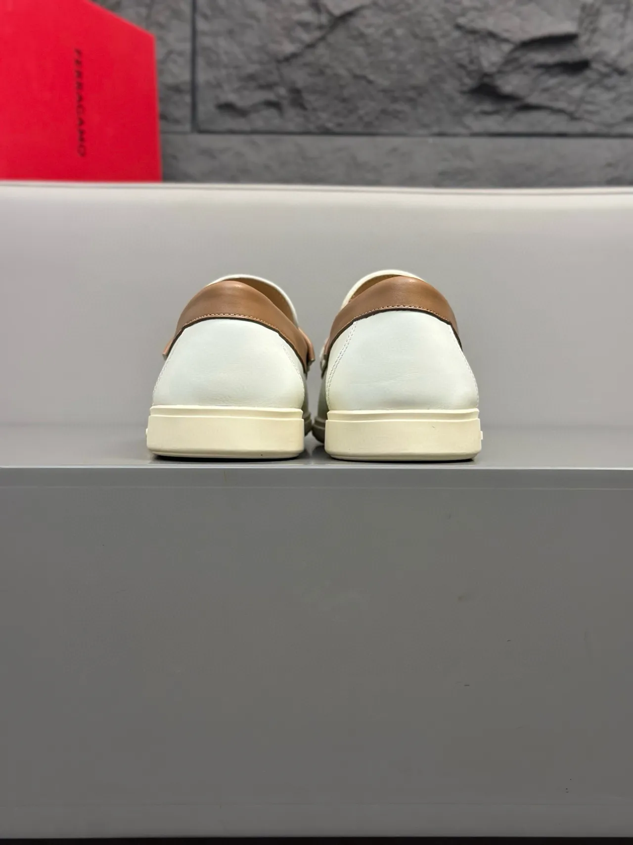 Salvatore Ferragamo Gancini Mocassins en cuir blanc et tan 7