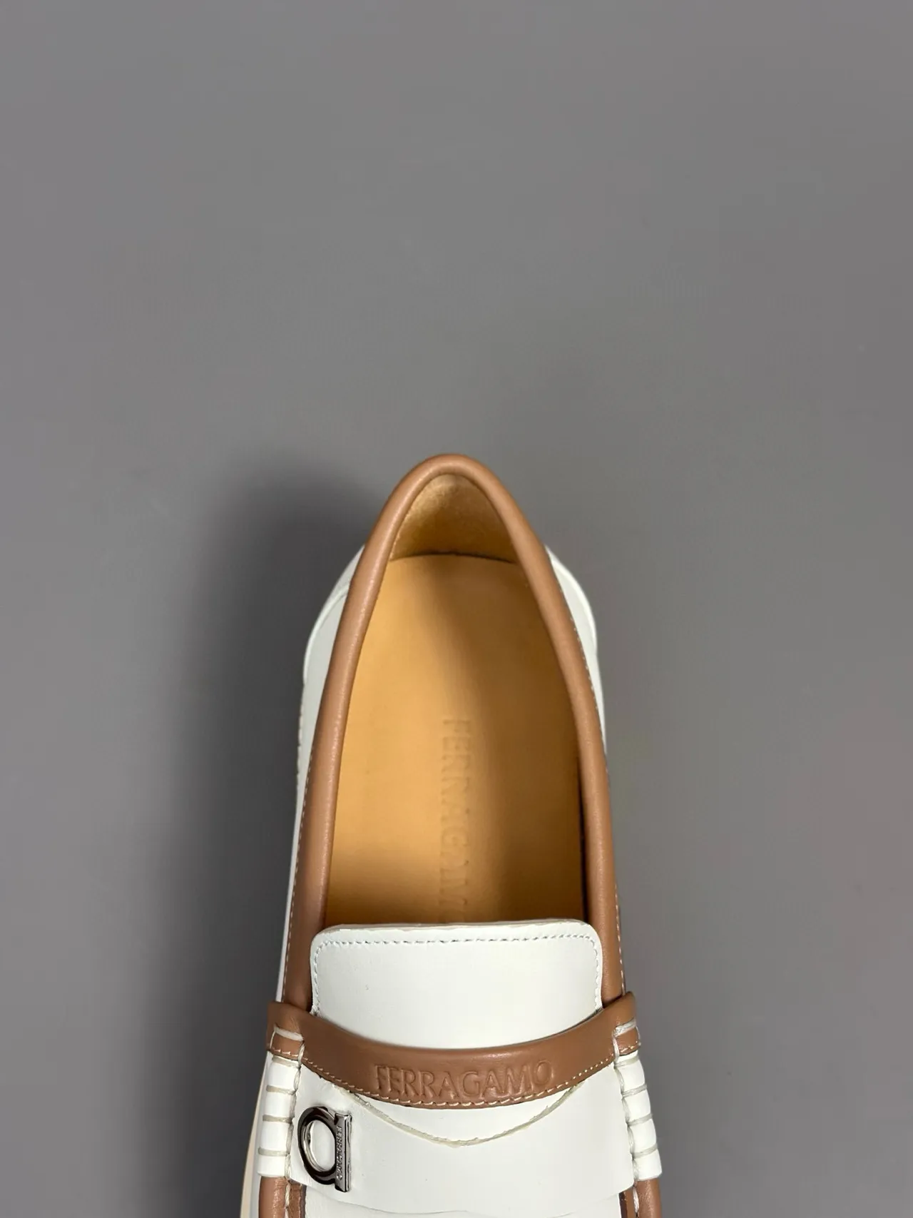 Salvatore Ferragamo Gancini Mocassins en cuir blanc et tan 8