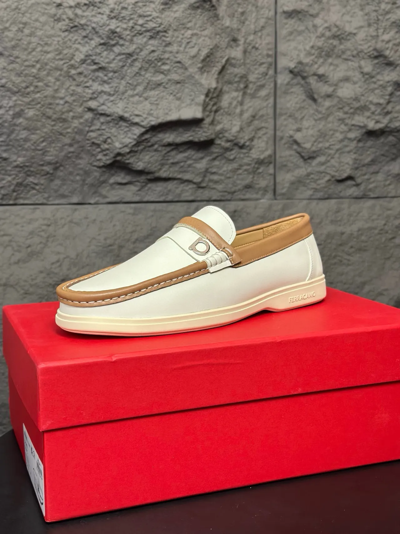 Salvatore Ferragamo Gancini Mocassins en cuir blanc et tan 9