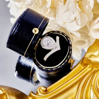 Tiffany & Co. White Gold Pear-Shaped Center Diamond V-Split Pavé Band Ring