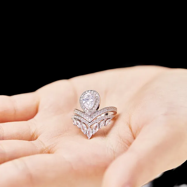 Tiffany & Co. Bague de bande en or blanc diamant central en forme de poire V-Split Pavé 2