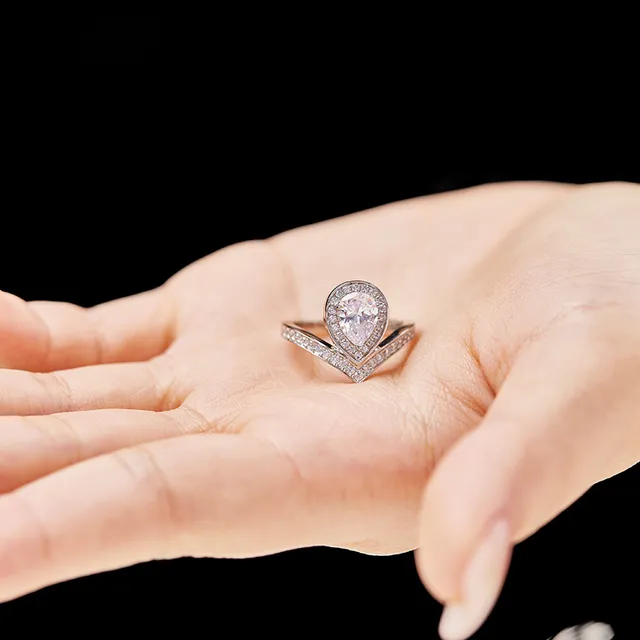Tiffany & Co. Bague de bande en or blanc diamant central en forme de poire V-Split Pavé 3
