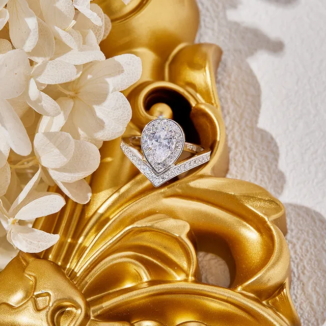 Tiffany & Co. Bague de bande en or blanc diamant central en forme de poire V-Split Pavé 4