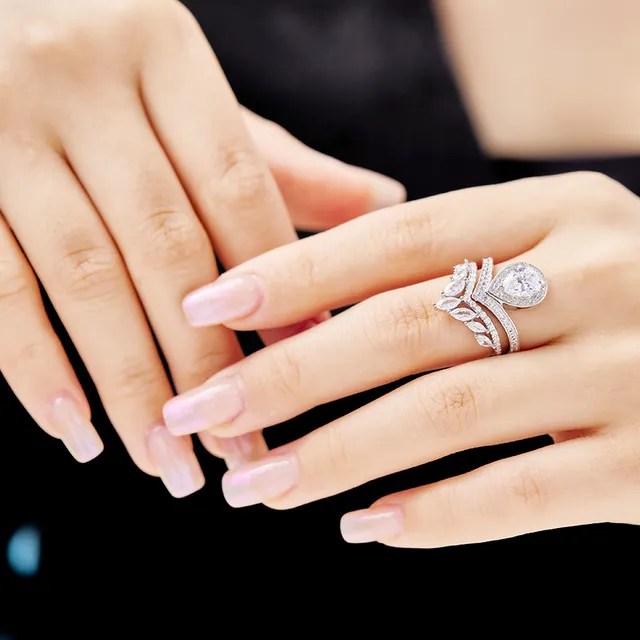 Tiffany & Co. Bague de bande en or blanc diamant central en forme de poire V-Split Pavé 5