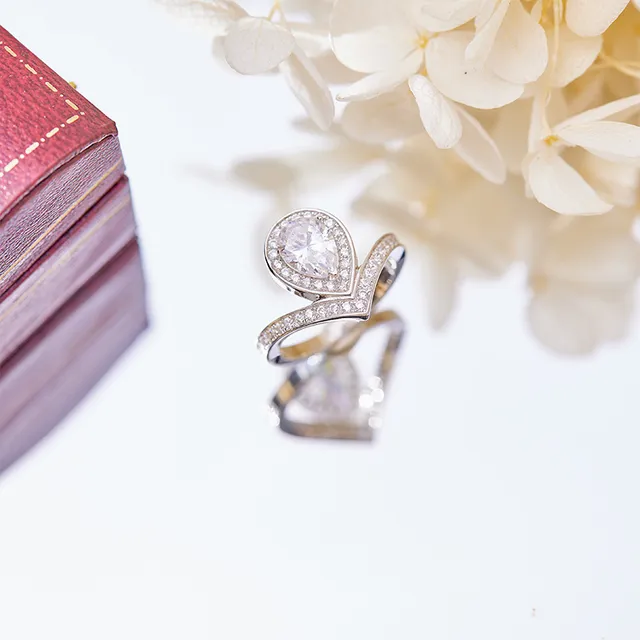 Tiffany & Co. Bague de bande en or blanc diamant central en forme de poire V-Split Pavé 6