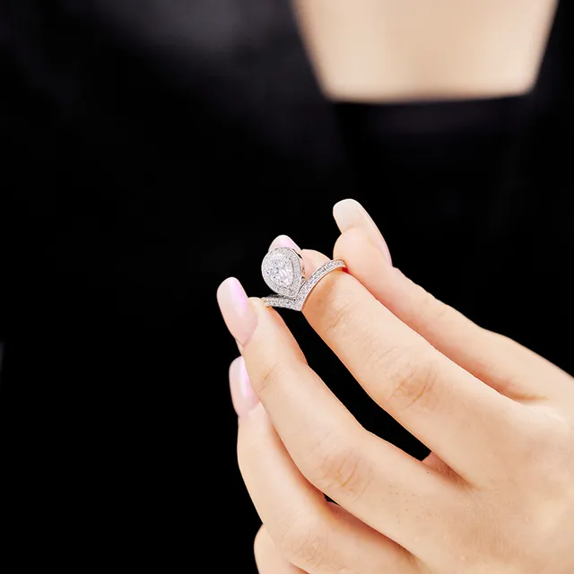 Tiffany & Co. Bague de bande en or blanc diamant central en forme de poire V-Split Pavé 7