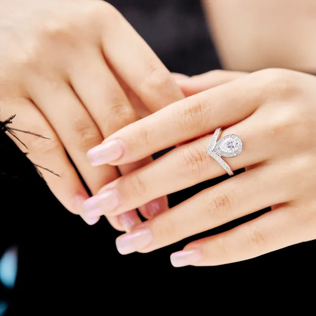Tiffany & Co. Bague de bande en or blanc diamant central en forme de poire V-Split Pavé 8