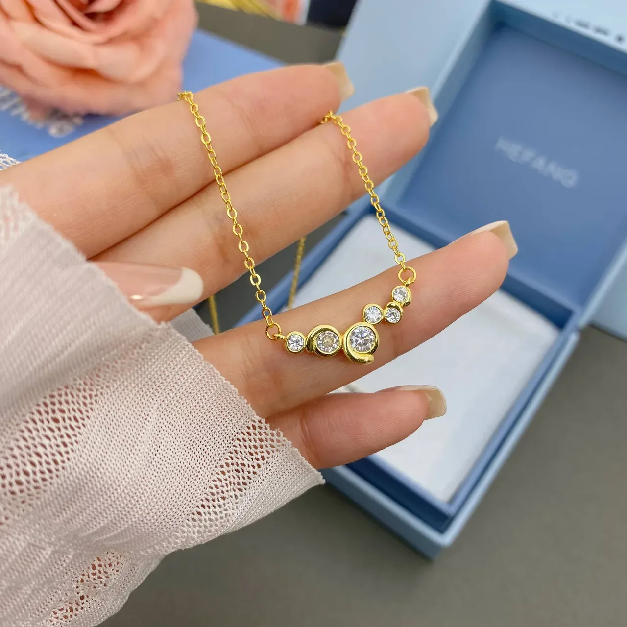 Tiffany & Co. Colar assimétrico em ouro com cluster de diamantes 3