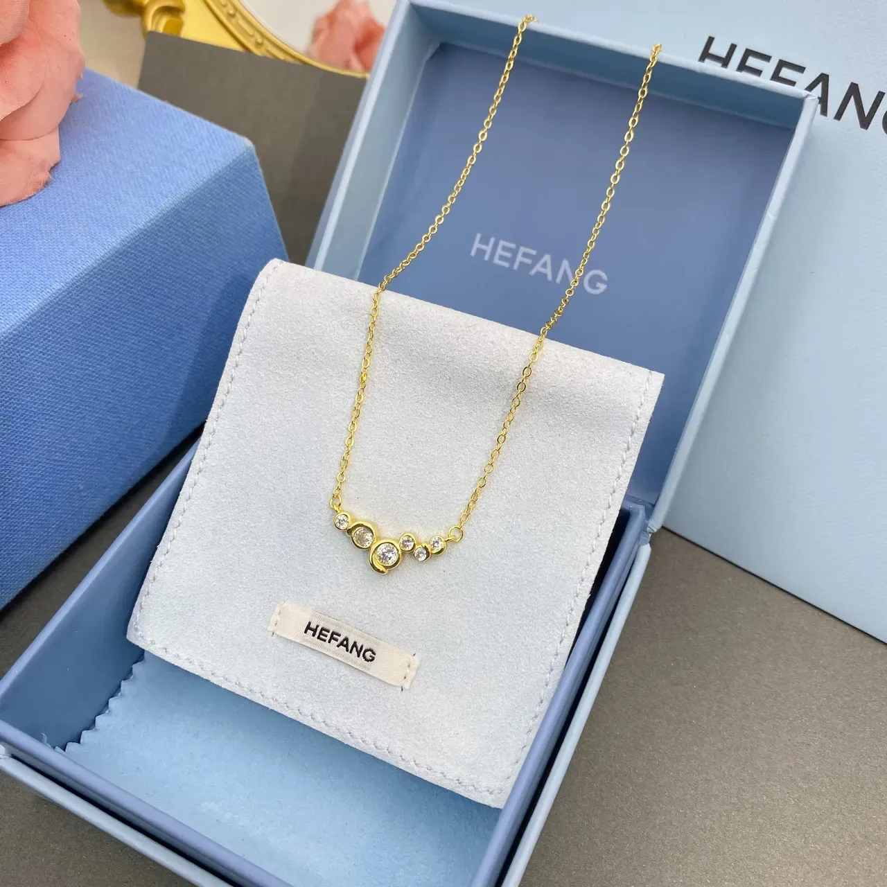Tiffany & Co. Colar assimétrico em ouro com cluster de diamantes 4
